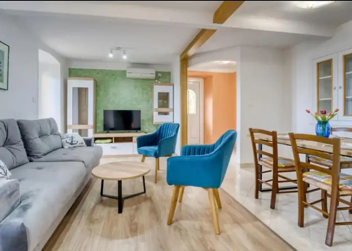 Апартаменти With Sea View *