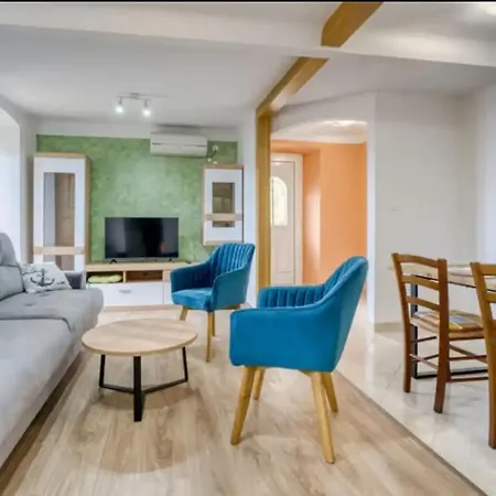 Apartment With Sea View *
